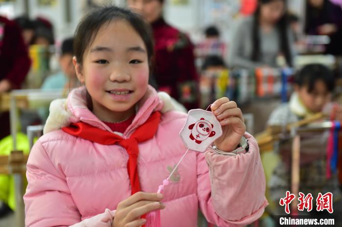 圖為一名小學(xué)生繡制的2022年北京冬奧會(huì)吉祥物“冰墩墩”形象?！∮髟屏?攝