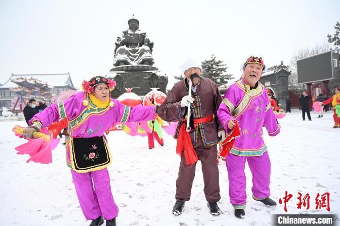 2月13日，秧歌隊在呼和浩特市大召廣場雪中起舞?！⑽娜A 攝