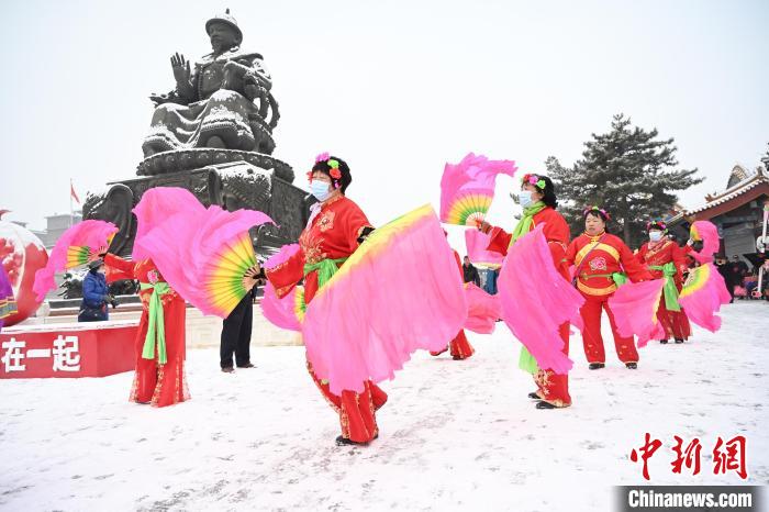 2月13日，秧歌隊在呼和浩特市大召廣場雪中起舞。　劉文華 攝