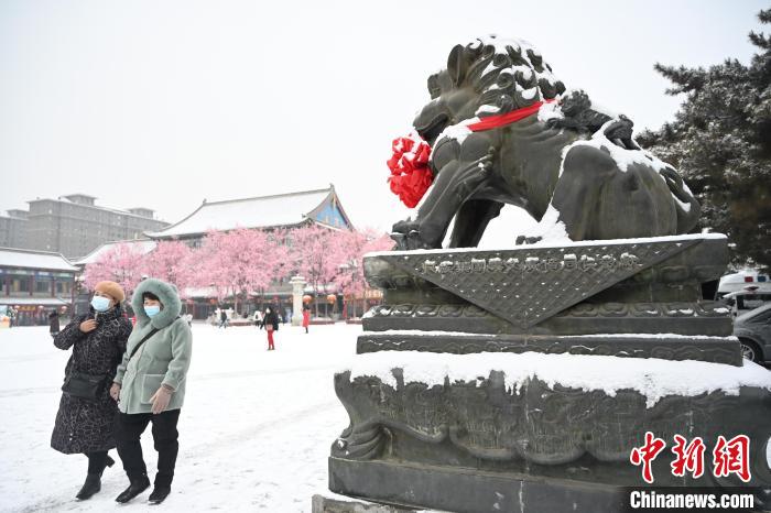 2月13日，民眾在呼和浩特市大召廣場雪中漫步。　劉文華 攝