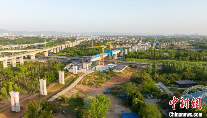 航拍正在建設(shè)的成都至自貢高速鐵路跨成都繞城高速公路連續(xù)梁施工現(xiàn)場(chǎng)?！⒅铱?攝