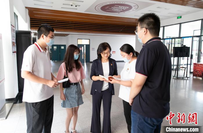 天津師范大學跨文化與世界文學研究院院長、教授郝嵐為同學們解答問題?！⊥踉谟?攝