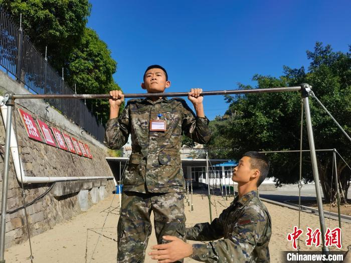 新兵尤云龍正在進行器械訓練。　馬濤 攝