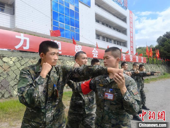 新兵尤云龍(左)不斷向一名合格軍人蛻變?！￡愴?攝