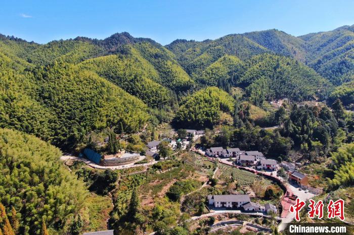 航拍江西井岡山市神山村，青山環(huán)繞，風(fēng)景秀美?！⒘?攝