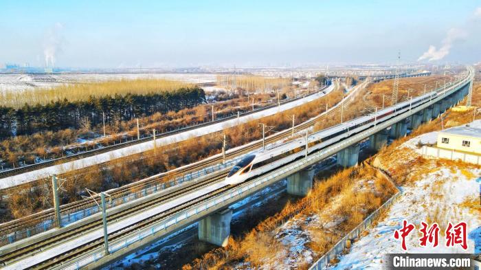 動車組列車在運行中。　哈鐵提供