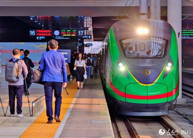 中老鐵路開行國(guó)際旅客列車