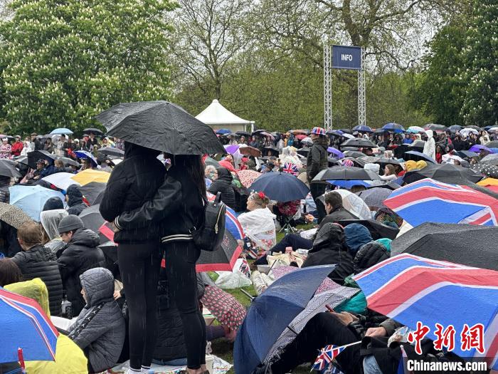 當?shù)貢r間5月6日，英國國王查爾斯三世的加冕儀式舉行。民眾雨中觀看儀式?！W陽開宇 攝