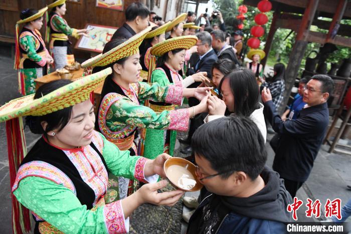 楓香瑤寨村民用攔門酒熱情迎接客人?！钊A峰 攝