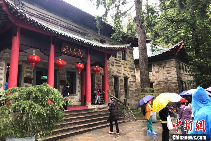 圖為在廬山抗戰(zhàn)博物館外，有不少等待參觀的游客?！蛆i泉 攝