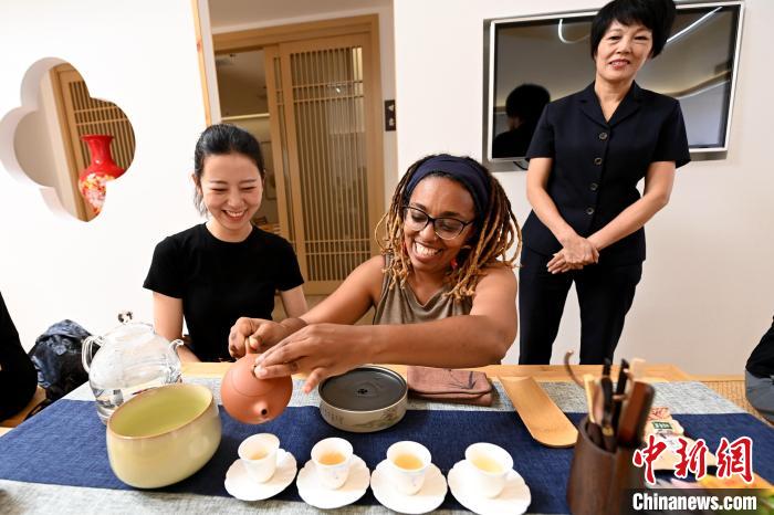 代表團(tuán)成員在漳州古城體驗(yàn)中國(guó)茶文化?！埥鸫?攝