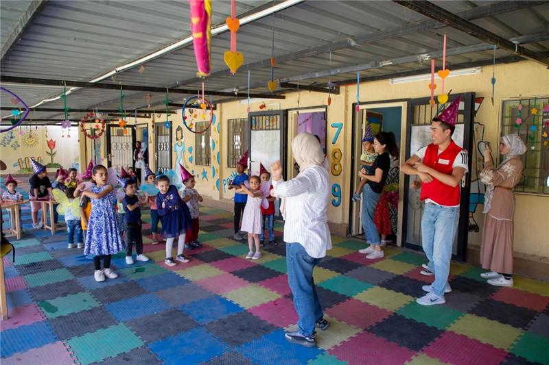 圖為中埃青年志愿者在埃及新開(kāi)羅幼兒園開(kāi)展“志愿服務(wù)伴成長(zhǎng)，中埃攜手慶六一”活動(dòng)。中建埃及分公司供圖