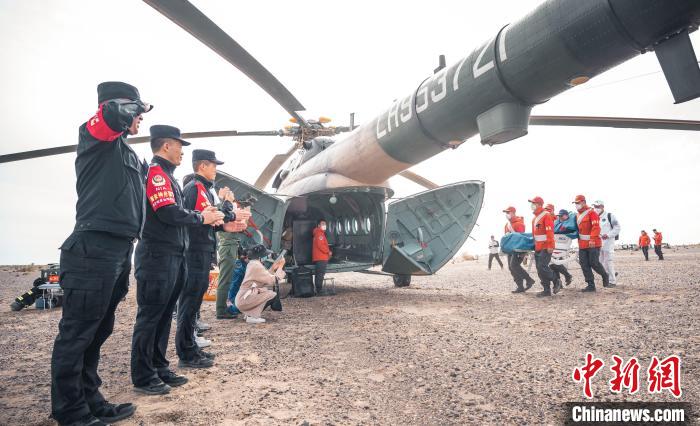 圖為阿拉善邊境管理支隊(duì)民警目送航天員登機(jī)離開?！缇?攝