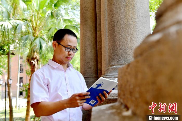 圖為福建師范大學(xué)教育學(xué)院臺(tái)灣教師陳昭志正在看書(shū)?！蚊?攝