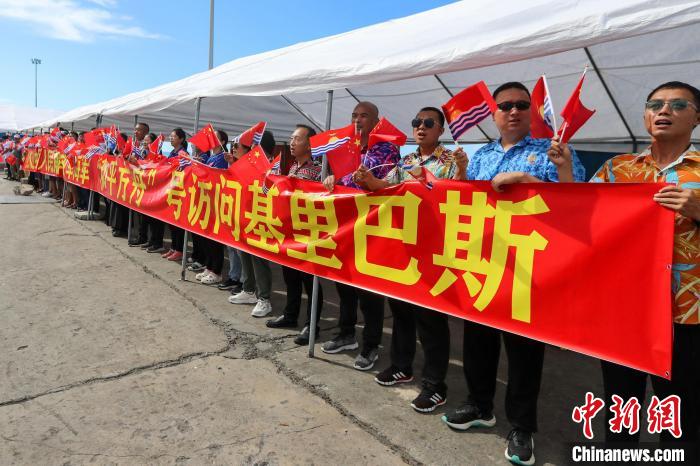 華僑華人、中資機構等拉起橫幅，歡迎“和平方舟”號醫(yī)院船來訪。　徐巍 攝