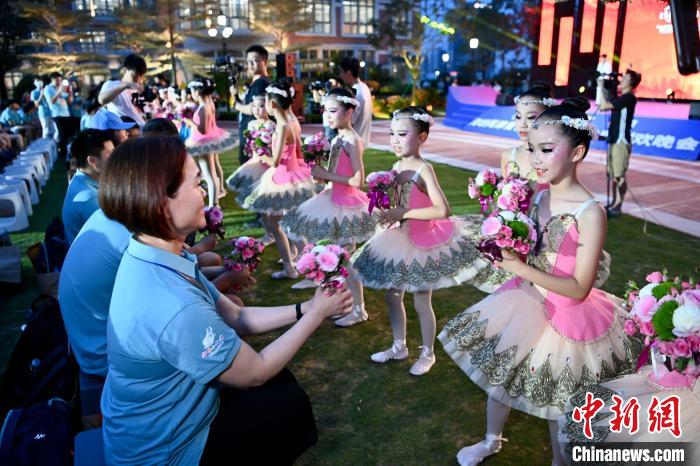 大陸小朋友鮮花送給臺(tái)灣同胞?！⊥鯑|明 攝