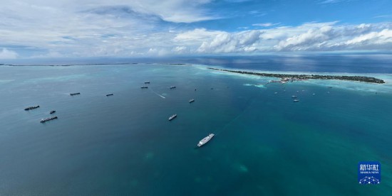 7月22日，中國(guó)海軍“和平方舟”號(hào)醫(yī)院船結(jié)束基里巴斯訪問(wèn)，駛離塔拉瓦港。新華社發(fā)（桂江波 攝）