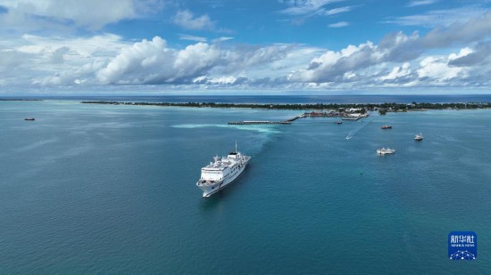 7月22日，中國(guó)海軍“和平方舟”號(hào)醫(yī)院船結(jié)束基里巴斯訪問(wèn)，駛離塔拉瓦港。新華社發(fā)（桂江波 攝）