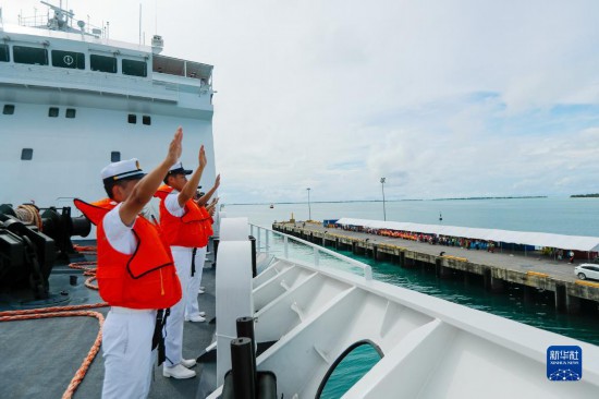 7月22日，中國(guó)海軍“和平方舟”號(hào)醫(yī)院船駛離基里巴斯首都塔拉瓦任務(wù)官兵向送行人群揮手告別。新華社發(fā)（黎宇 攝）