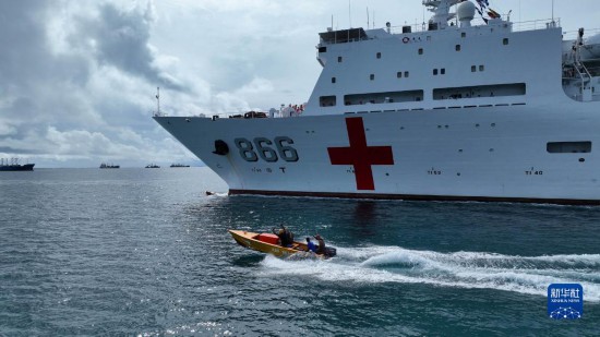 7月22日，中國(guó)海軍“和平方舟”號(hào)醫(yī)院船駛離塔拉瓦港途中，基里巴斯當(dāng)?shù)孛癖婑{船揮手告別。新華社發(fā)（桂江波 攝）