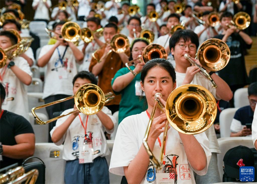 8月1日，在第九屆中國(guó)國(guó)際低音銅管藝術(shù)節(jié)的一場(chǎng)公益大師課上，低音銅管樂(lè)器愛好者在練習(xí)長(zhǎng)號(hào)。新華社記者 劉潺 攝