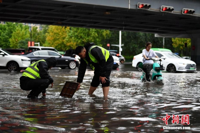 7月30日，河北省持續(xù)發(fā)布暴雨紅色預(yù)警信號。受今年第5號臺風(fēng)“杜蘇芮”殘余環(huán)流影響，7月28日以來，地處華北地區(qū)的河北省大部出現(xiàn)降雨。30日17時，該省氣象臺發(fā)布當(dāng)日第三次暴雨紅色預(yù)警信號。石家莊市城區(qū)不少區(qū)域積水嚴(yán)重，城管、環(huán)衛(wèi)、園林、市政等部門緊急出動，聯(lián)合疏堵保暢，筑牢防汛安全屏障。圖為石家莊裕華區(qū)城管局防汛隊員對沿街收水井進(jìn)行雜物清理，以保證排水暢通。翟羽佳 攝