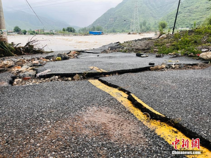 受臺(tái)風(fēng)“杜蘇芮”影響，7月29日至8月1日，河北省淶水縣普降暴雨，持續(xù)強(qiáng)降雨和強(qiáng)風(fēng)天氣引發(fā)洪水險(xiǎn)情。連日來(lái)，當(dāng)?shù)亟M織數(shù)千人搶險(xiǎn)救援隊(duì)伍，集中力量加快排水、清理路面、救援拋錨車輛、搶修倒伏電線桿等工作。8月1日，方便面、飲用水、火腿腸、面包等首批調(diào)撥救災(zāi)物資送抵救災(zāi)一線，并于當(dāng)天發(fā)放到受災(zāi)群眾手中。目前，淶水縣受損交通、電力、通信等基礎(chǔ)設(shè)施正在加緊搶修，山區(qū)受困人員已分批轉(zhuǎn)移，各項(xiàng)搶險(xiǎn)救災(zāi)工作正在有序進(jìn)行中。圖為淶水縣婁村鎮(zhèn)南安莊村被洪水沖毀的路面。(文/呂子豪 楊猛)李金璐 攝