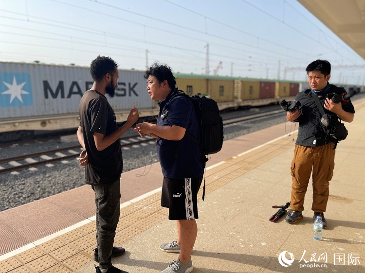 亞吉鐵路吉布提線工作人員介紹列車運(yùn)營(yíng)情況。人民網(wǎng)記者 趙艷紅攝