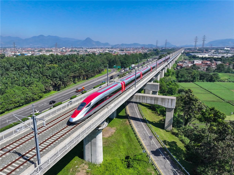 奔馳在雅萬高鐵上的動(dòng)車組。中車青島四方機(jī)車車輛股份有限公司供圖