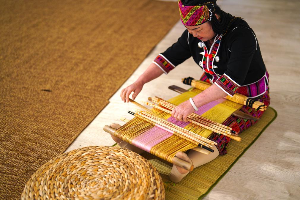 4月17日，黎族傳統(tǒng)紡染織繡技藝國家級代表性傳承人劉香蘭在2023年意大利米蘭設(shè)計(jì)周上展示黎錦織造技藝。新華社發(fā)