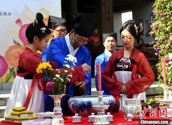 資料圖：圖為傳統(tǒng)重陽祭酒儀式。　呂明 攝