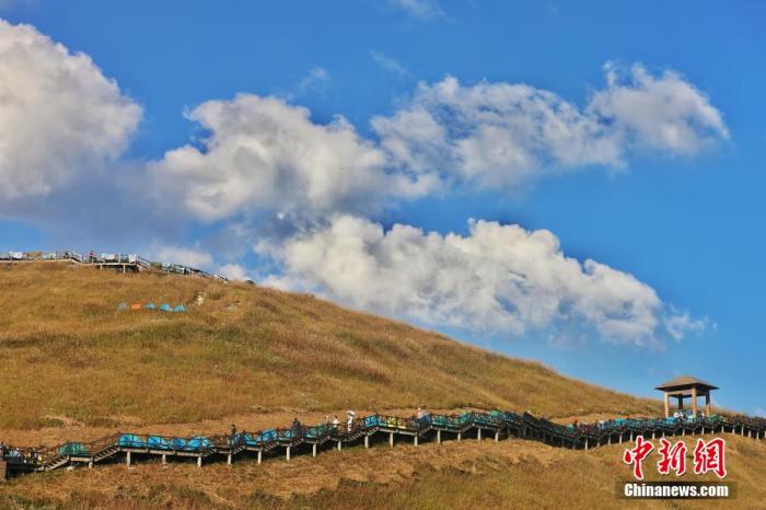 資料圖：圖為江西武功山高山草甸旁的登山步道，游客在登山。 劉力鑫 攝