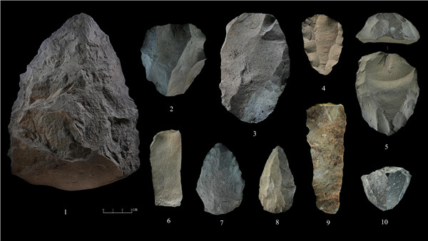 石制品 1.手斧 2、4、5.勒瓦婁哇石核（循環(huán)剝片法、優(yōu)先剝片法）3.勒瓦婁哇石葉石核 6.勒瓦婁哇石葉 7、8.勒瓦婁哇尖狀器 9.石葉 10.錐形石葉石核。中肯聯(lián)合考古隊(duì)供圖