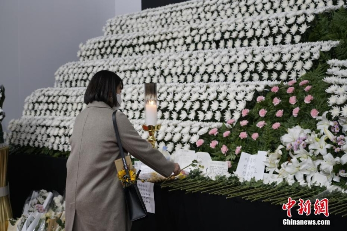 當(dāng)?shù)貢r間11月1日23時45分許，韓國民眾在位于首爾廣場的集體焚香所悼念梨泰院踩踏事故遇難者。 <a target='_blank' href='/'><p  align=