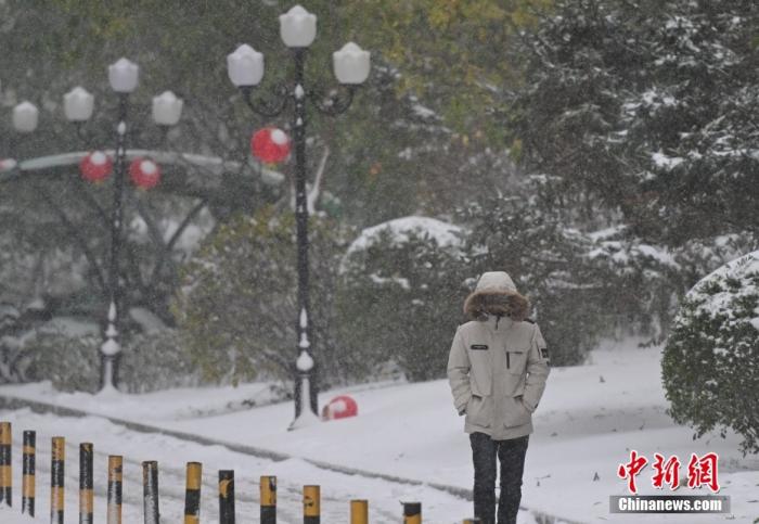 圖為市民在雪中出行。 <a target='_blank' href='/' ><p  align=