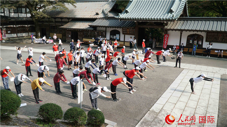 開跑前，中日青少年一起做熱身運動。人民網(wǎng) 蔣曉辰攝