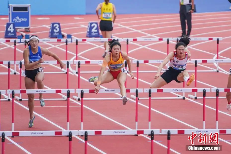 第一屆全國學生(青年)運動會田徑女子大學乙組100米欄決賽中，吳艷妮輕松奪冠。圖為吳艷妮在比賽中。陳冠言 攝