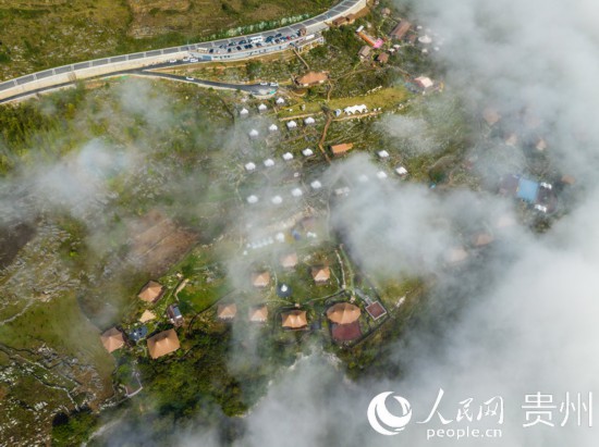 航拍掩映在晨間薄霧中的“花都里·化屋野奢度假營地“。人民網(wǎng) 陽茜攝