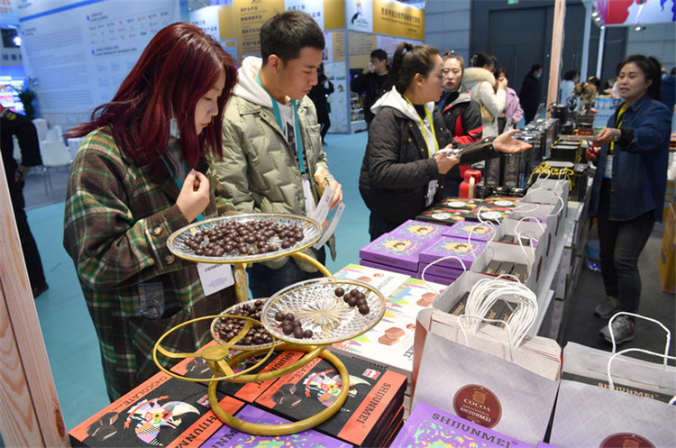 11月16日，觀眾在第七屆絲博會(huì)印度尼西亞展位上參觀選購食品。新華社記者 邵瑞 攝