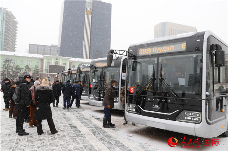 2023年12月29日，中國(guó)制造公交車(chē)在烏蘭巴托蘇赫巴托廣場(chǎng)展示。人民網(wǎng)記者 霍文攝