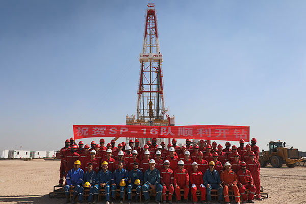 12月25日，中石化國工科威特分公司SINOPEC-16隊在科威特北部油區(qū)順利開鉆。中石化供圖