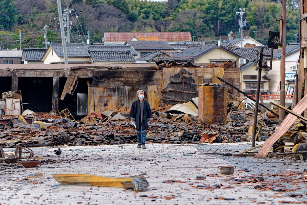 1月4日，一名市民查看日本石川縣輪島市“輪島早市”廢墟。新華社記者張笑宇攝