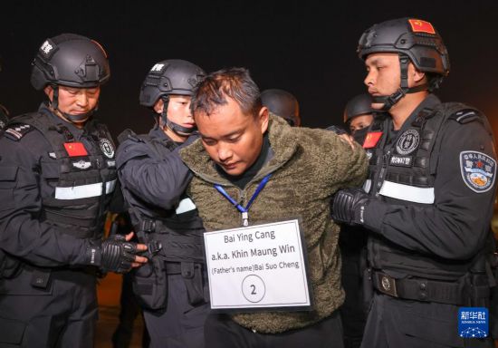 1月30日，在緬甸內(nèi)比都國際機場，緬甸警方依法向我公安機關移交緬北重大犯罪嫌疑人白應蒼。新華社記者 殷剛 攝