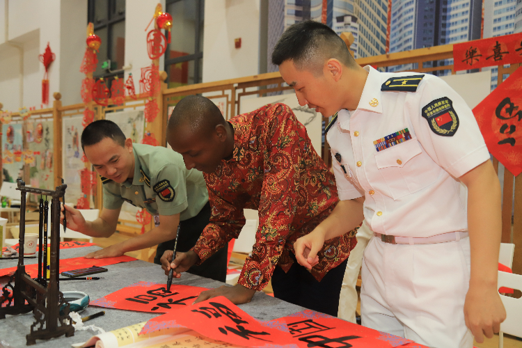 與會(huì)嘉賓體驗(yàn)中國(guó)書(shū)法創(chuàng)作。郭文成攝