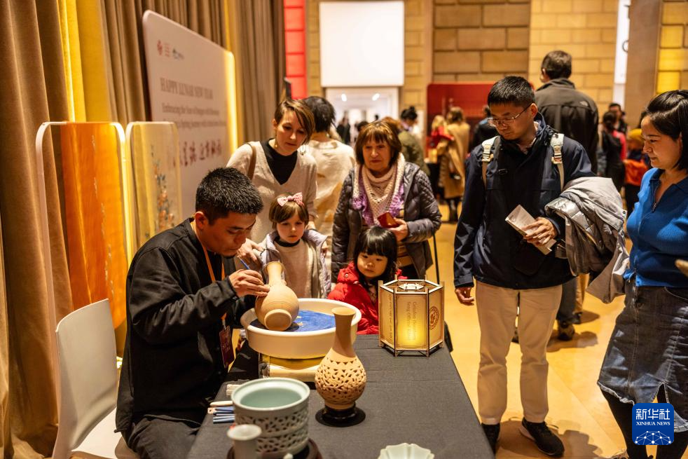 2月11日，參觀者在美國費城藝術(shù)博物館舉行的龍年迎新春活動上觀看瓷器制作。新華社發(fā)（周煥新攝）