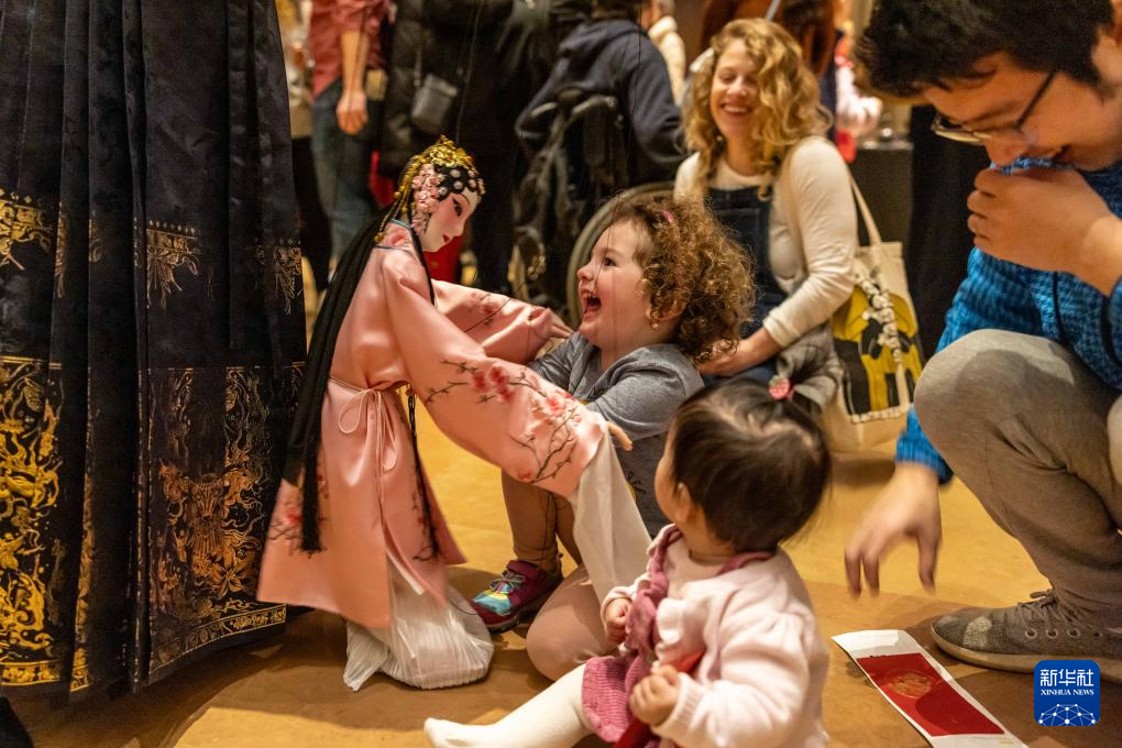 2月11日，孩子們在美國費城藝術(shù)博物館舉行的龍年迎新春活動上體驗?zāi)九紤?。新華社發(fā)（周煥新攝）