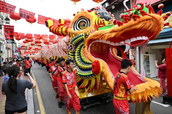 2月1日，由馬來(lái)西亞和中國(guó)的100多名青少年組成的舞龍隊(duì)在馬來(lái)西亞馬六甲市雞場(chǎng)街上共舞一條近200米的“長(zhǎng)龍”。這是活動(dòng)現(xiàn)場(chǎng)的“長(zhǎng)龍”。新華社記者程一恒攝