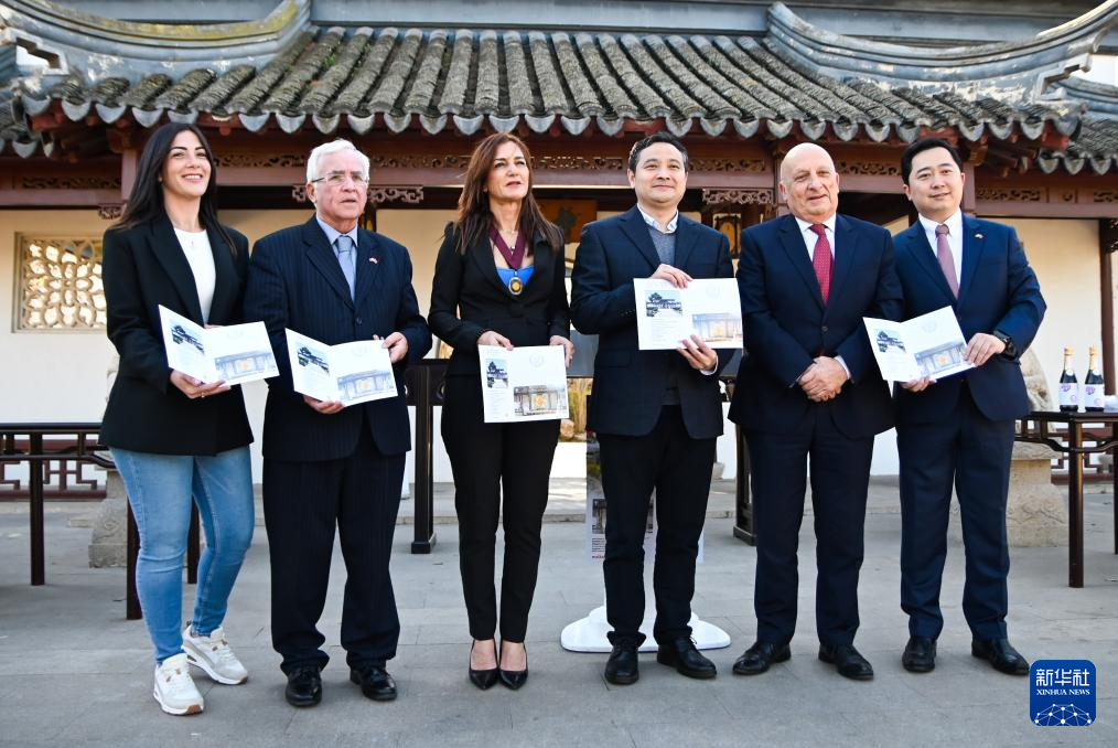 3月6日，嘉賓出席在馬耳他桑塔露琪亞市舉行的中國(guó)生肖郵票發(fā)行儀式。新華社發(fā)（喬納森·博格攝）