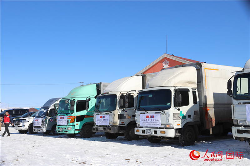 6.3月18日，滿(mǎn)載賑災(zāi)物資卡車(chē)在中央省額爾登縣整裝待發(fā)。人民網(wǎng)記者 霍文攝