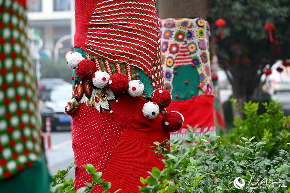 杭州市拱墅區(qū)獅虎橋路上的行道樹“穿”上了新裝。人民網(wǎng) 葉賓得攝